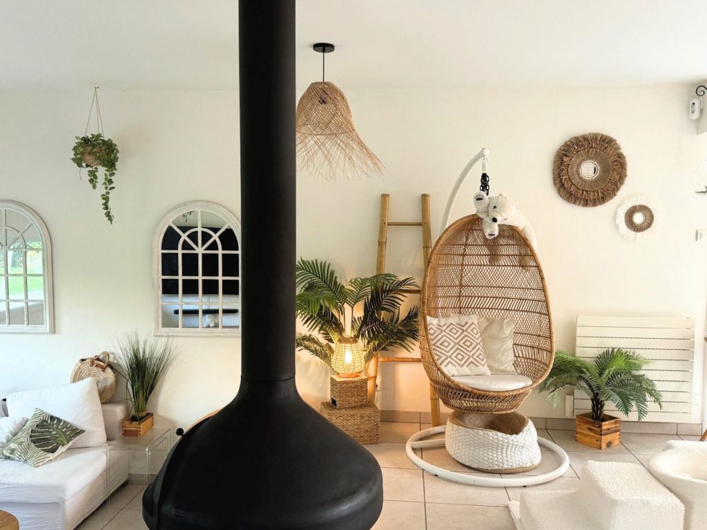 Salon dans une déco bohème naturelle- avec miroirs artisanaux