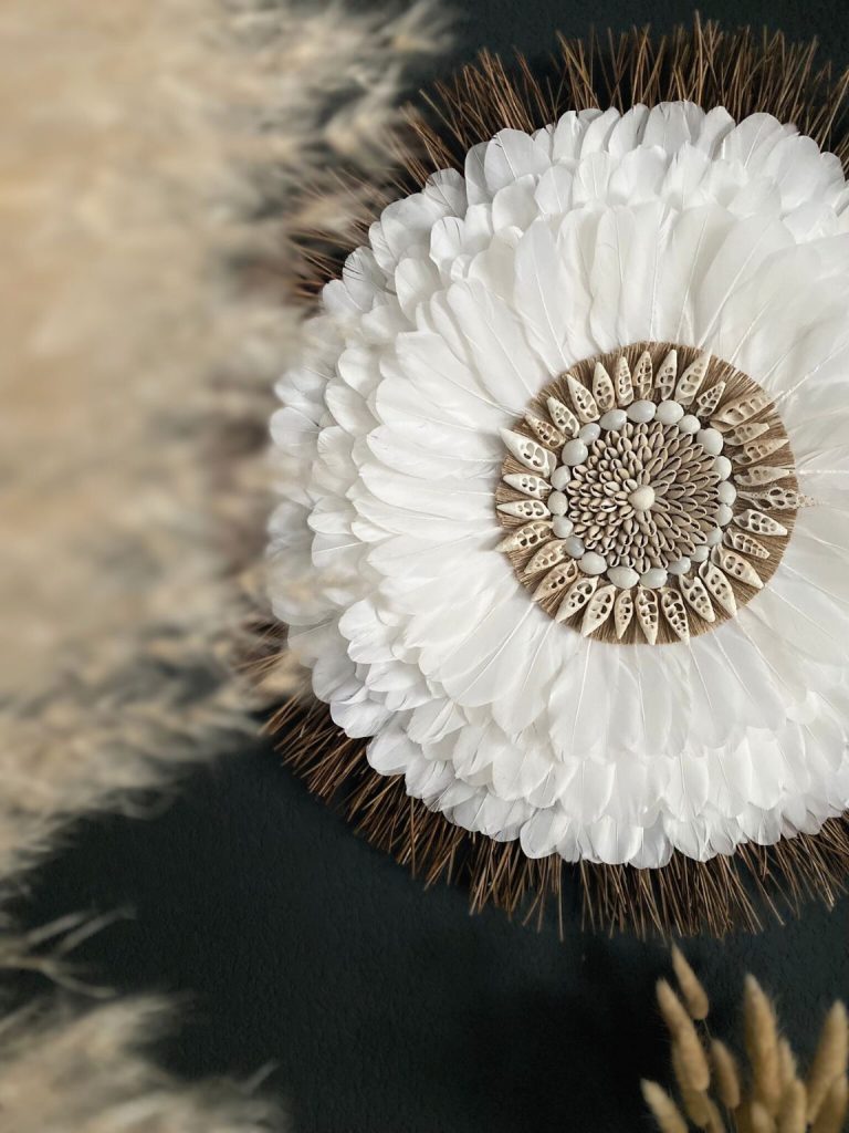 Juju hat blanc bohème plumes coquillages, jute aiguilles de pin – décoration murale artisanale