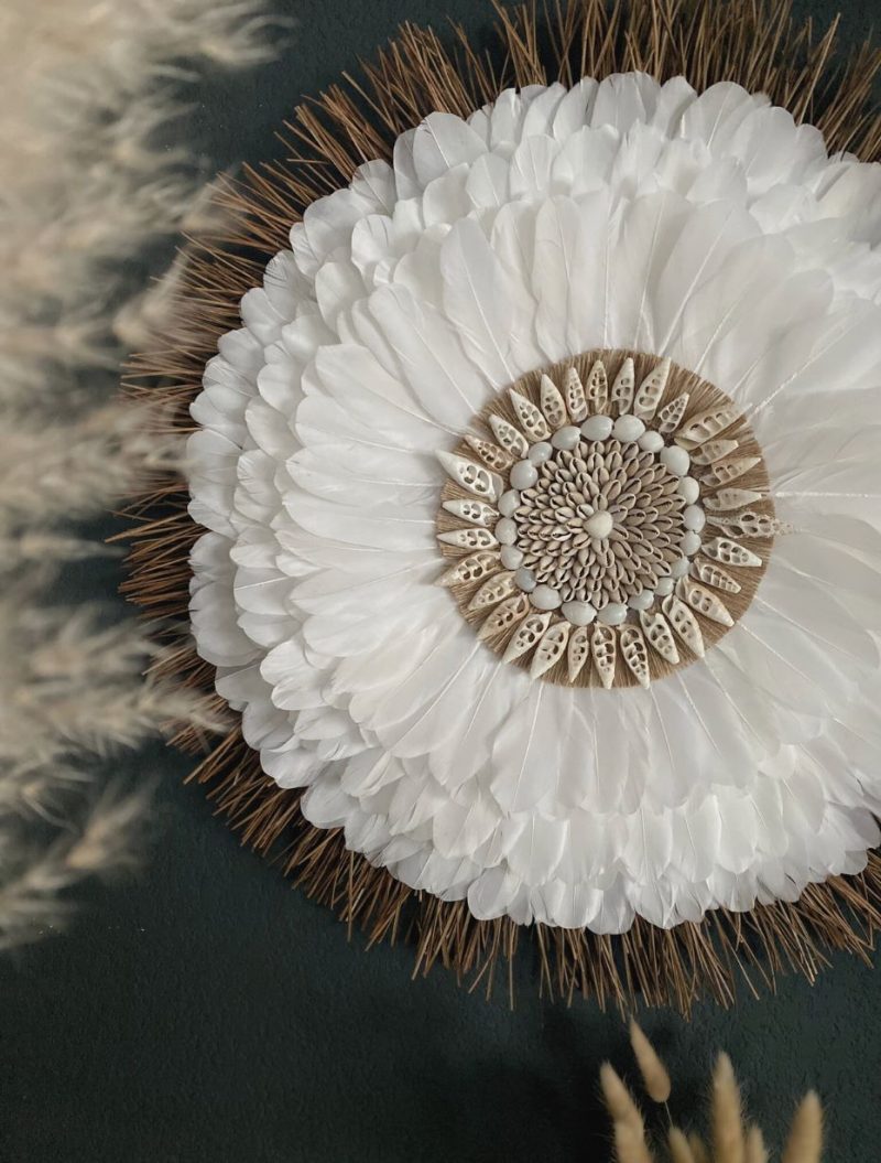 Juju hat blanc bohème en plumes, coquillages, jute et aiguilles de pin – décoration murale artisanale