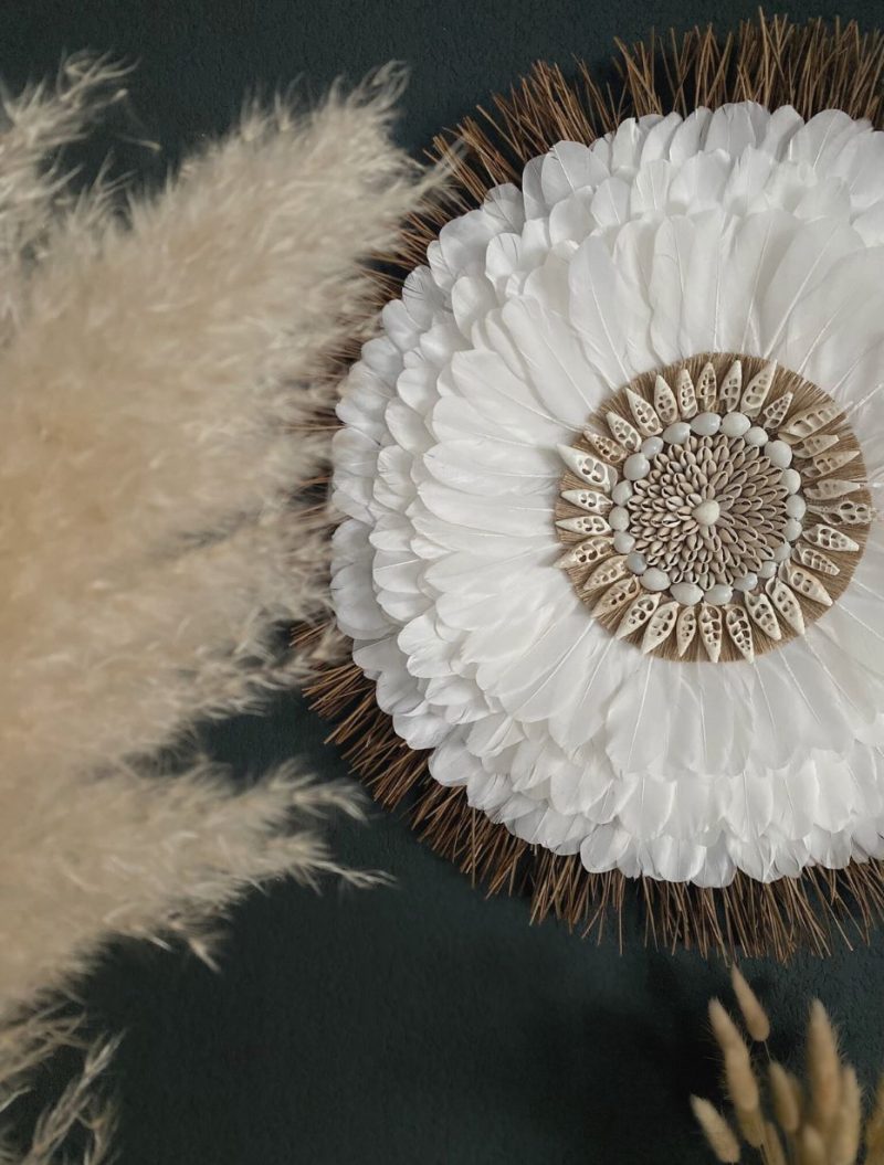 Juju hat blanc bohème en plumes, coquillages, jute et aiguilles de pin – décoration murale artisanale
