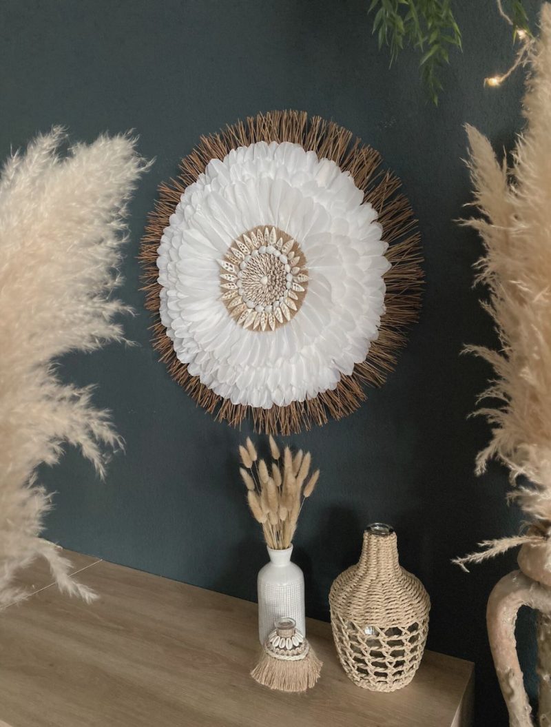 Juju hat blanc bohème en plumes, coquillages, jute et aiguilles de pin – décoration murale artisanale