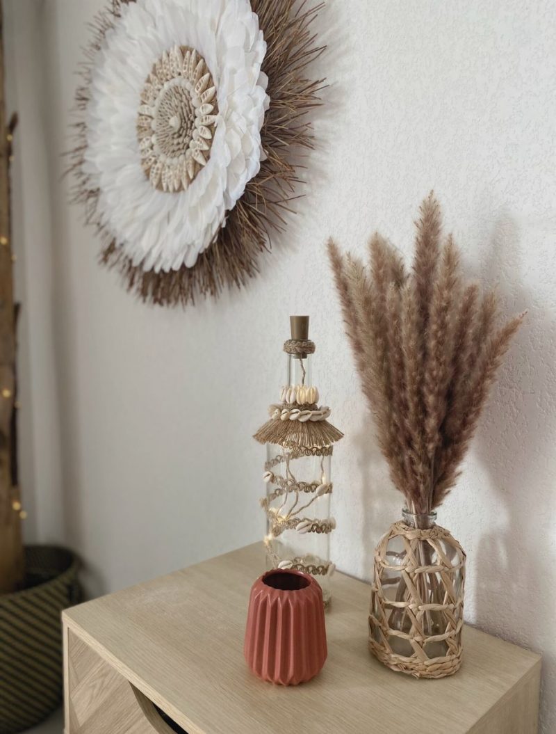 Juju hat blanc bohème en plumes, aiguilles de pin, coquillages et corde avec décoration artisanale