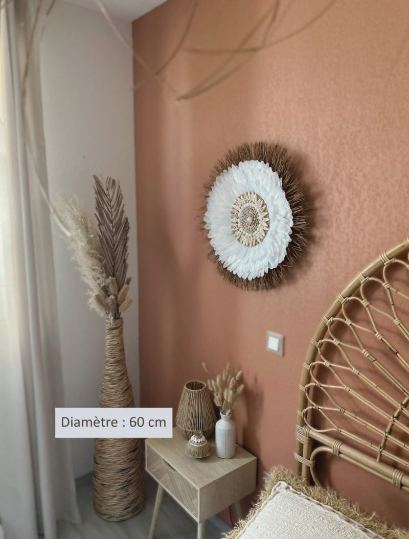 Juju hat blanc bohème en plumes, coquillages, jute et aiguilles de pin – décoration artisanale et naturelle