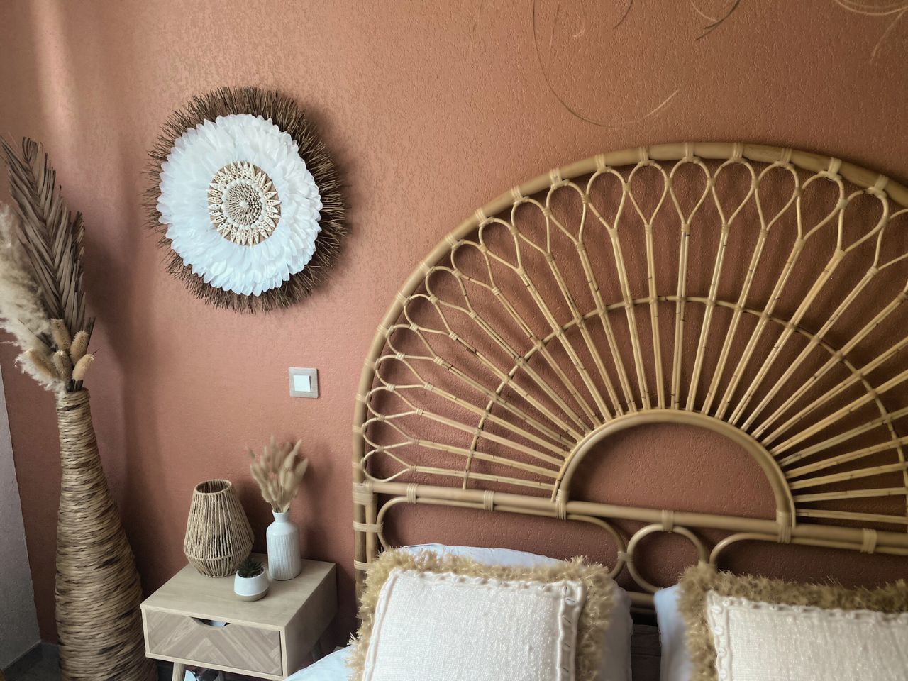 Juju hat blanc bohème en plumes, coquillages jute et aiguilles de pin – décoration artisanale