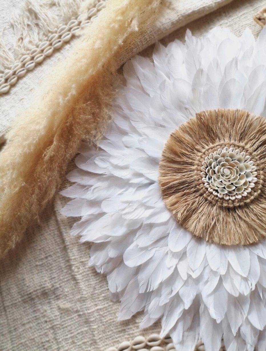 Juju hat bohème en plumes blanches, corde naturelle et coquillages, fait main – décoration murale artisanale