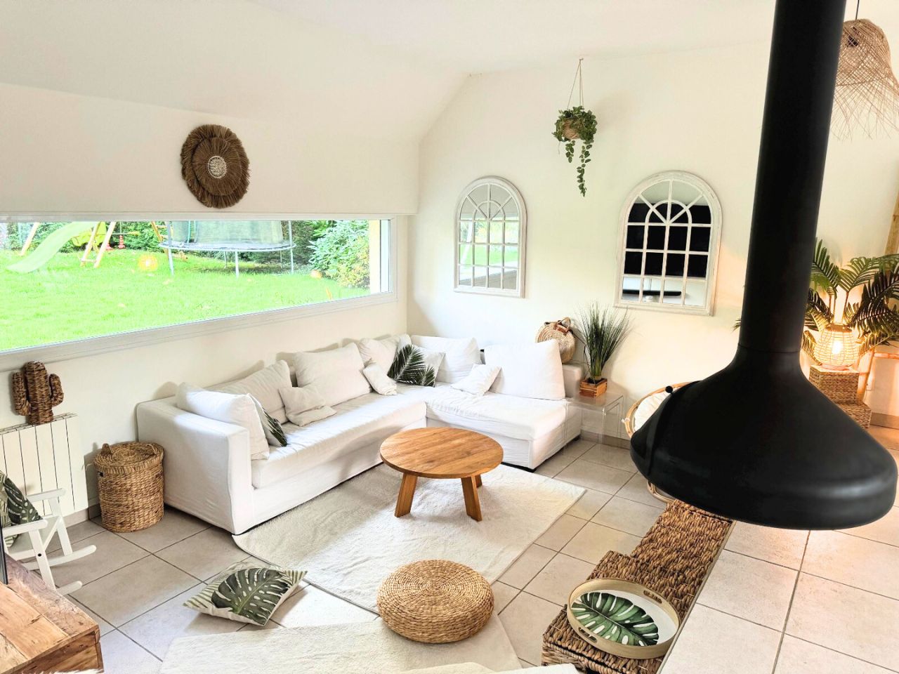 Salon dans une déco bohème naturelle- avec miroirs artisanaux