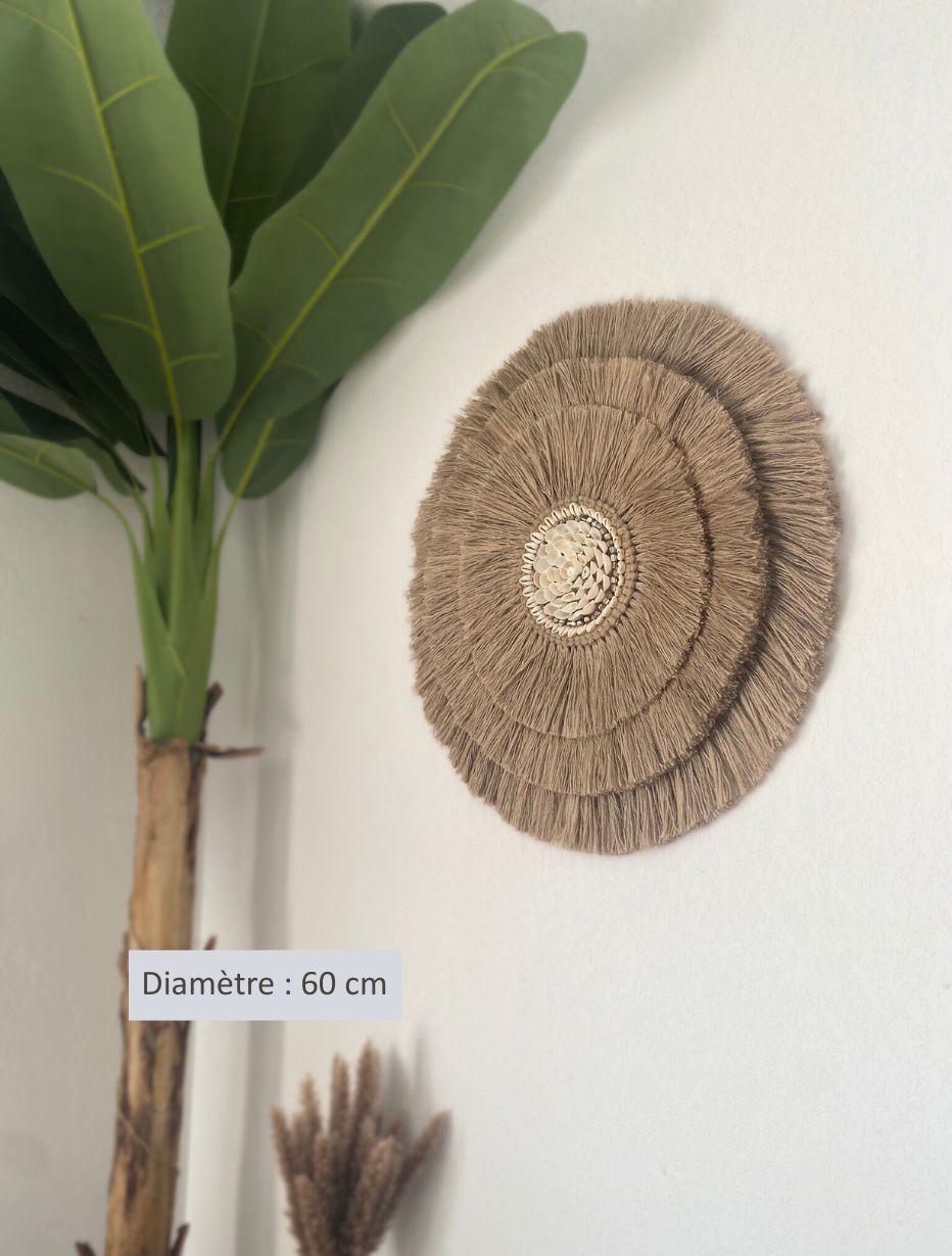 Juju hat en corde, perles de nacre et coquillages naturels – décoration murale artisanale inspirée de Bali