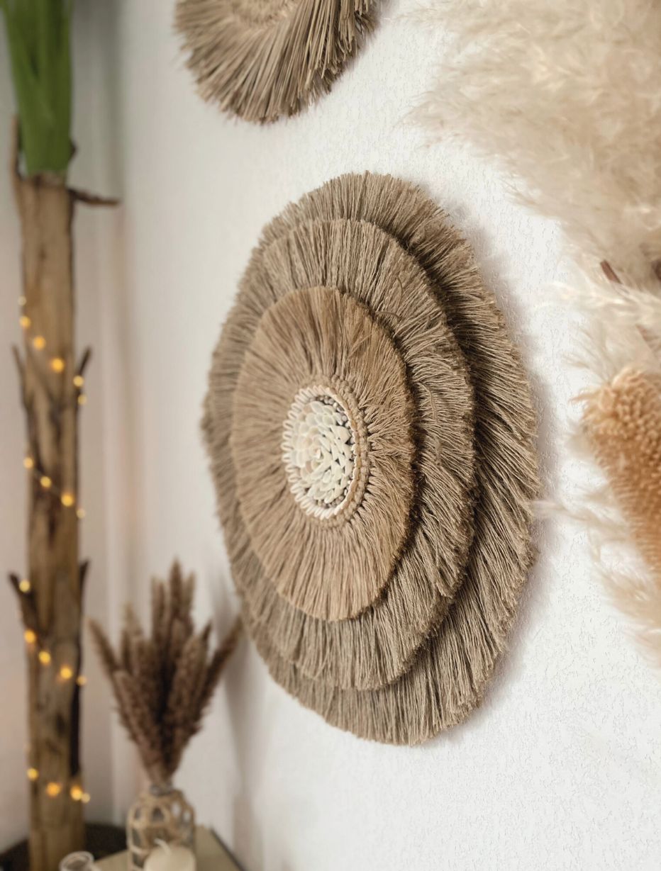 Juju hat en corde, perles de nacre et coquillages naturels – décoration murale artisanale inspirée de Bali