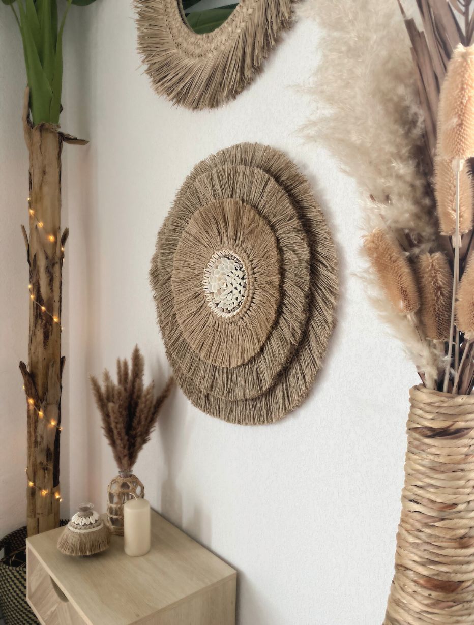 Juju hat en corde, perles de nacre et coquillages naturels – décoration murale artisanale inspirée de Bali