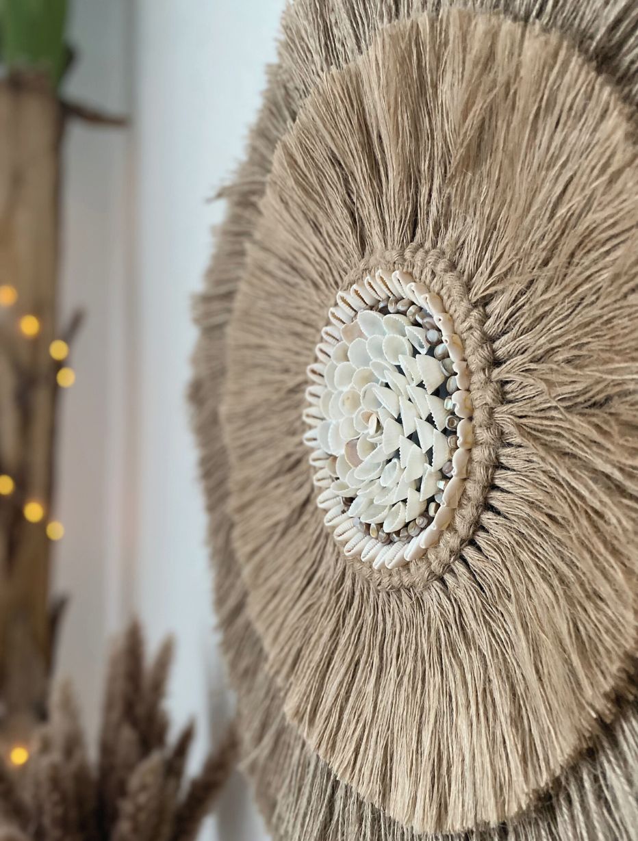 Juju hat en corde, perles de nacre et coquillages naturels – décoration murale artisanale inspirée de Bali