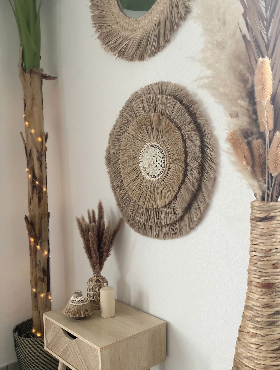 Juju hat en corde, perles de nacre et coquillages naturels – décoration murale artisanale inspirée de Bali