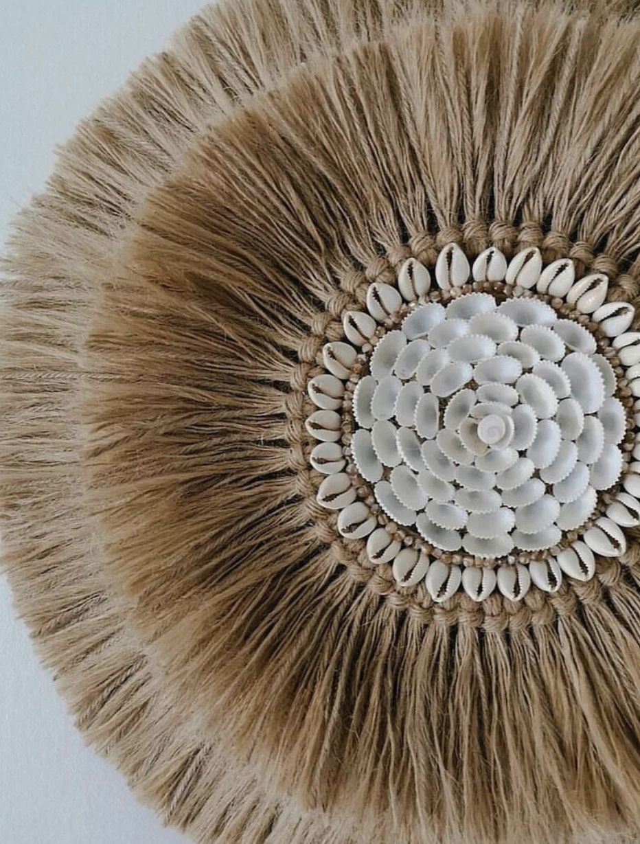 Juju hat en corde, et coquillages – décoration murale artisanale inspirée de Bali