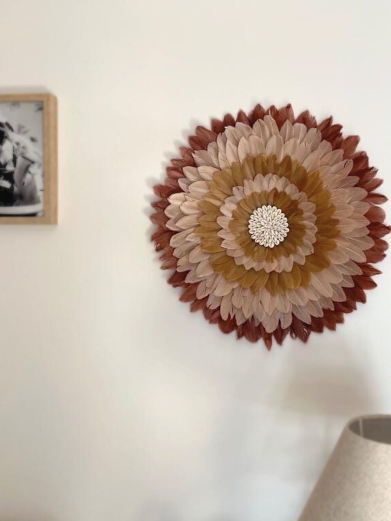 Création personnalisée bohème Juju hat en plumes terracotta, beige et ocre avec coquillages