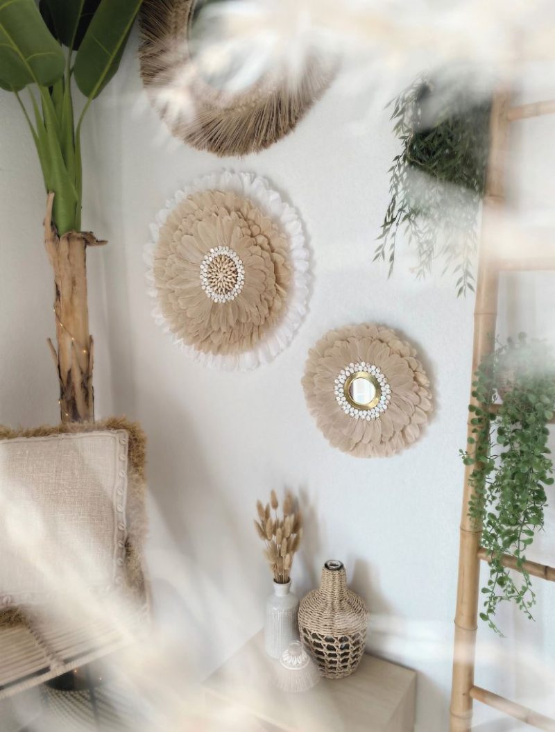 Miroirs muraux artisanaux en plumes beiges et blanches dans une décoration bohème