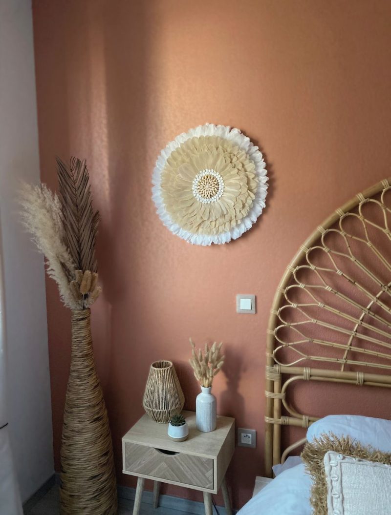 Juju hat douceur beige et blanc coquillages, décoration murale artisanale bohème