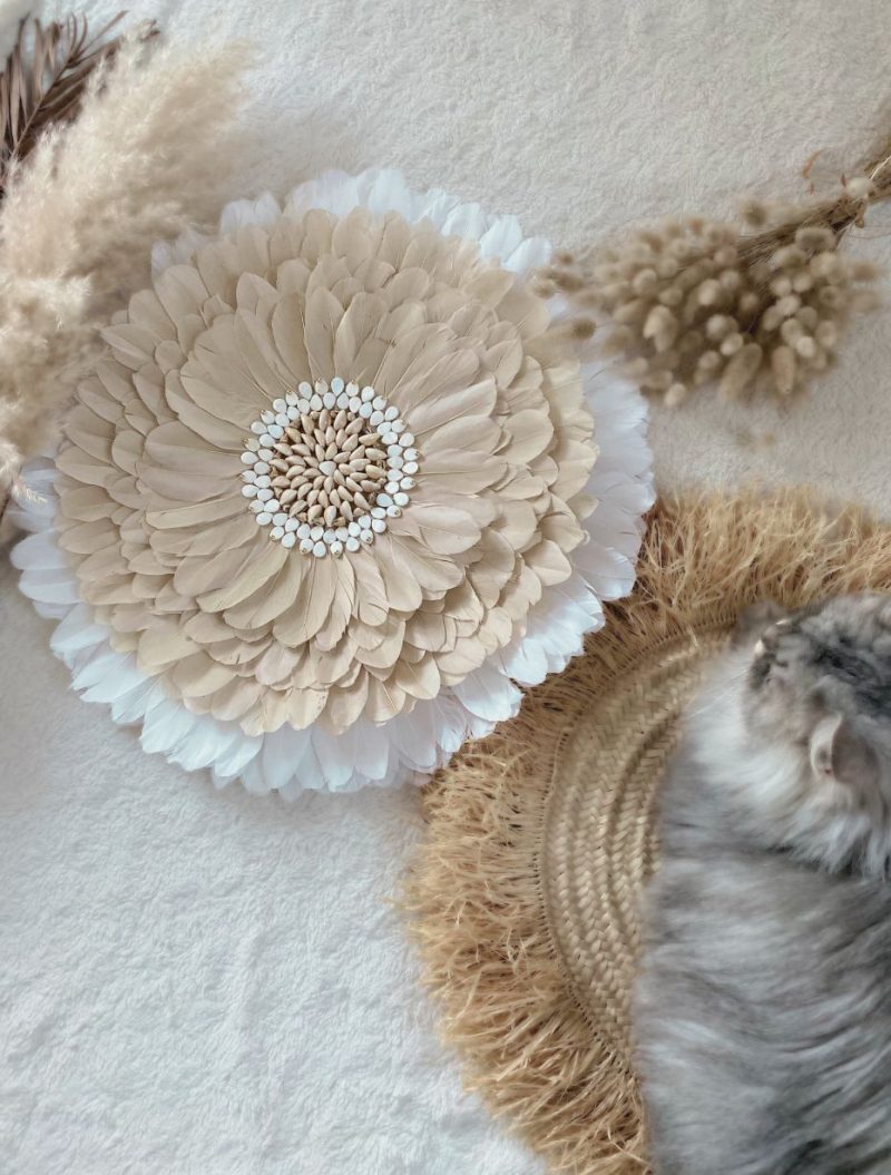 Juju hat beige et blanc avec coquillages, décoration murale artisanale bohème