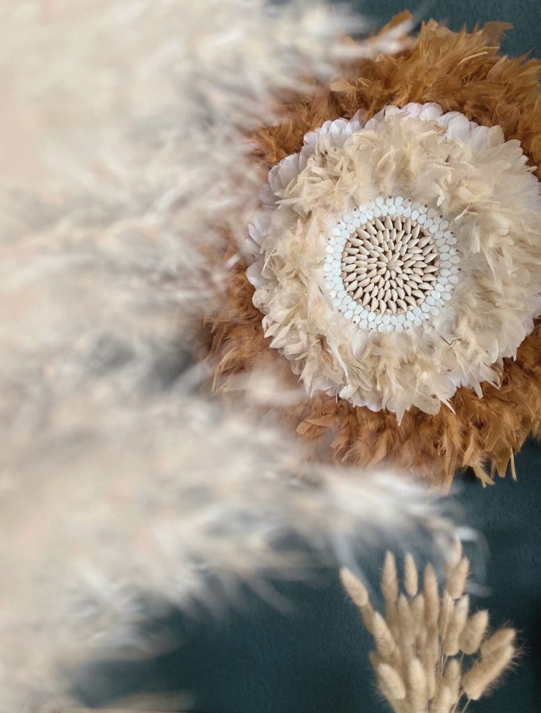 Juju hat terracotta en plumes naturelles et coquillages – déco murale artisanale