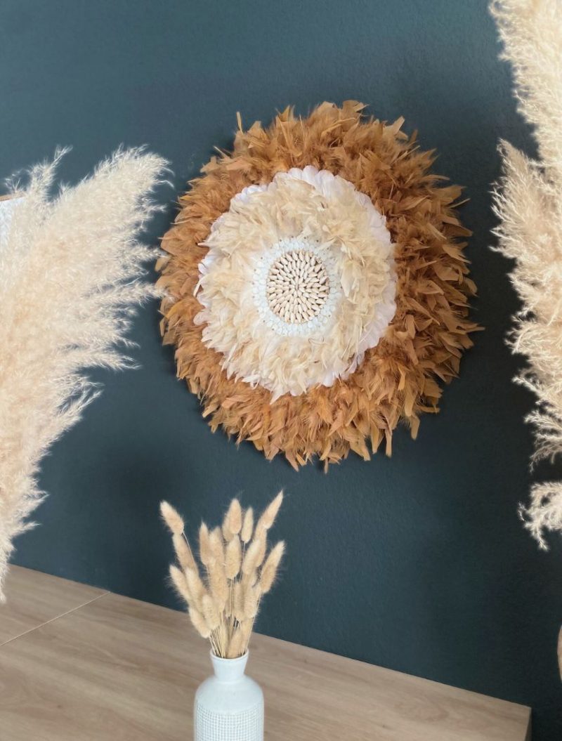 Juju hat terracotta en plumes naturelles et coquillages – déco murale artisanale