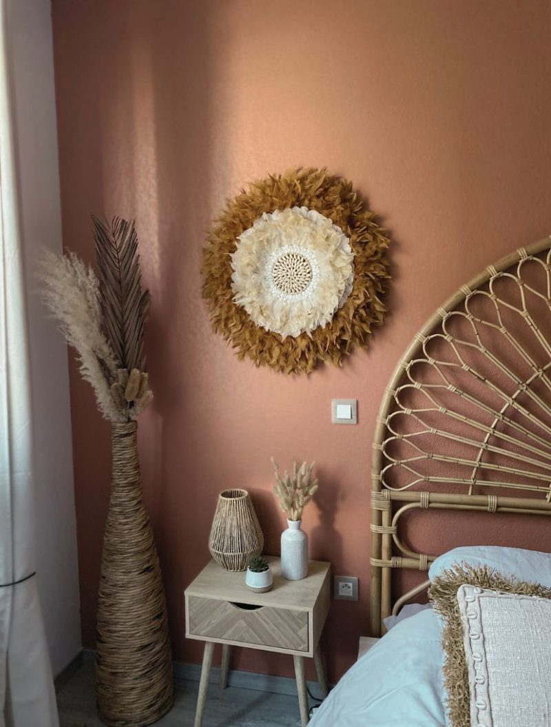 Juju hat terracotta en plumes naturelles et coquillages – déco murale artisanale