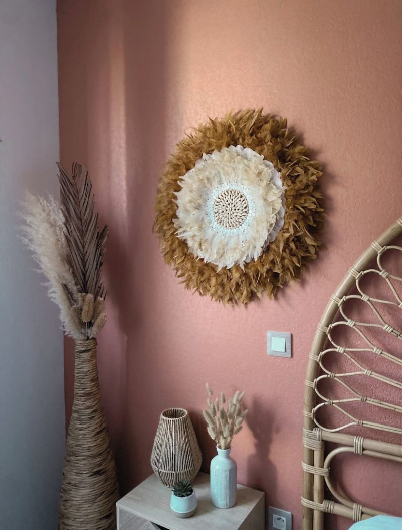 Juju hat terracotta en plumes naturelles et coquillages – déco murale artisanale