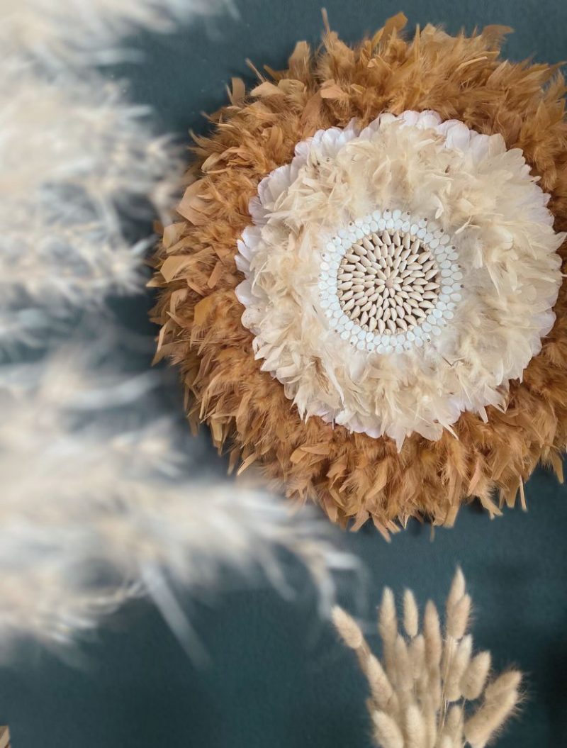 Juju hat terracotta en plumes naturelles et coquillages – déco murale artisanale
