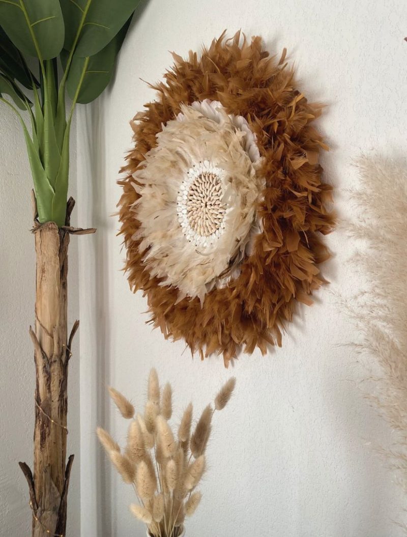 Juju hat terracotta en plumes naturelles et coquillages – déco murale artisanale