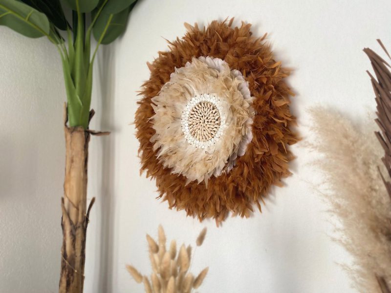 Juju hat terracotta en plumes naturelles et coquillages – déco murale artisanale