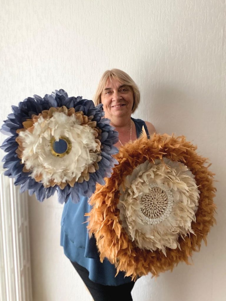 Cliente avec juju hats artisanaux en plumes bleu terracotta. Création personnalisée bohème