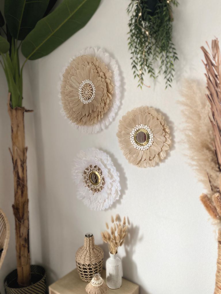 Trois miroirs juju hats artisanaux ornés de plumes dans des tons beige et blanc. Décoration bohème