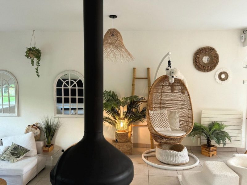 Salon dans une déco bohème naturelle- avec miroirs artisanaux