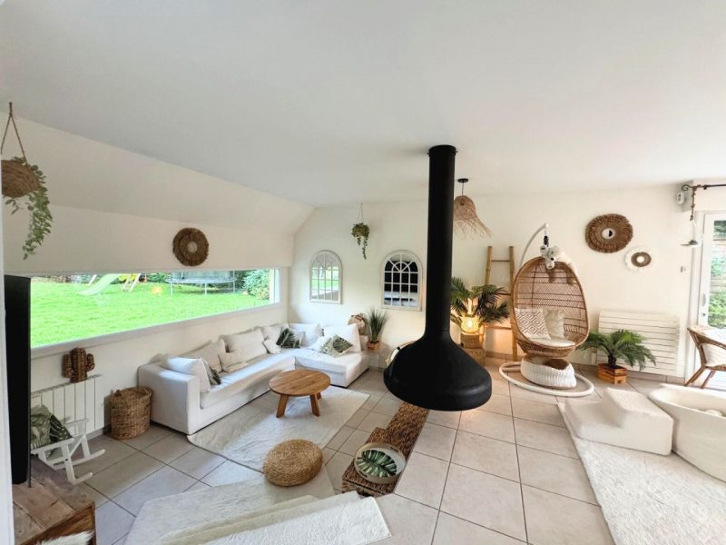 Salon dans une déco bohème naturelle- avec miroirs artisanaux