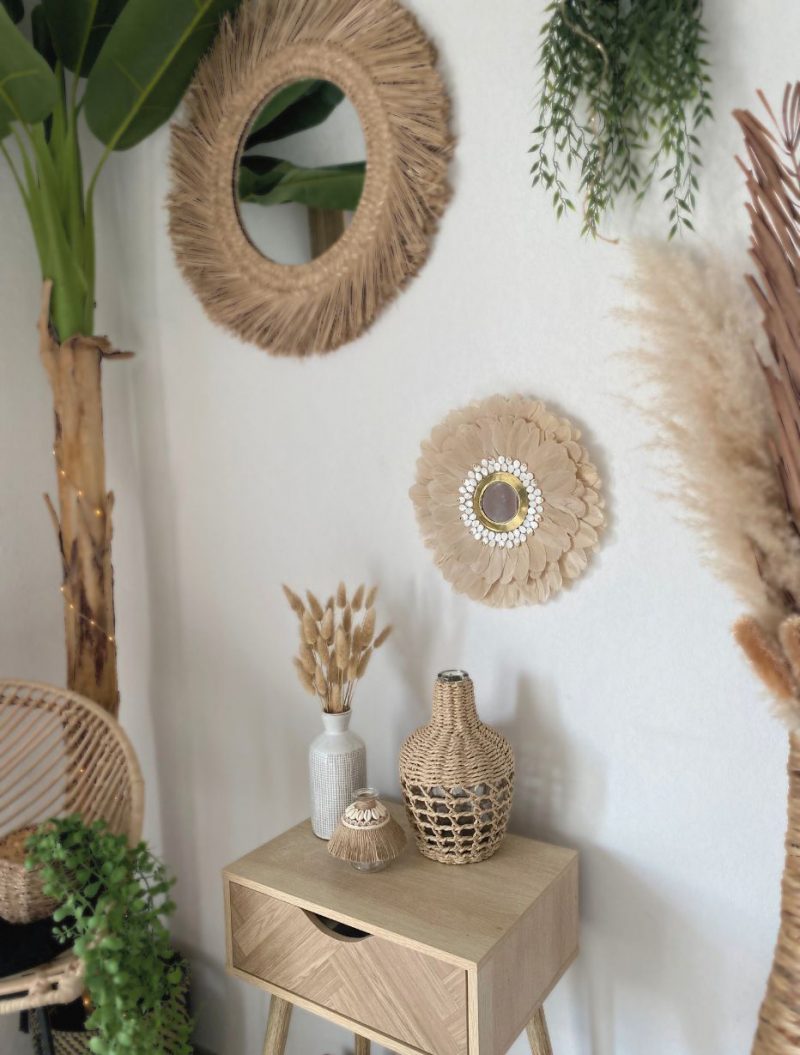 Miroir juju hat naturel bohème en plumes beiges et perles de nacre, avec miroir central en laiton