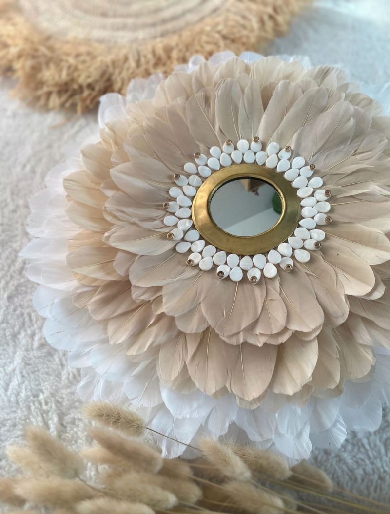 Miroir juju hat naturel bohème en plumes beiges et perles de nacre, avec miroir central en laiton