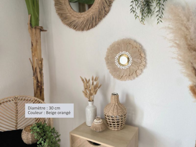 Miroir juju hat naturel bohème en plumes beiges et perles de nacre, avec miroir central en laiton
