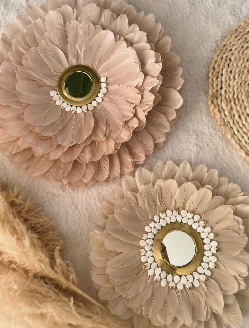 Deux miroirs en plumes bohèmes artisanaux de couleur rose poudré et beige en plumes et perles de nacre