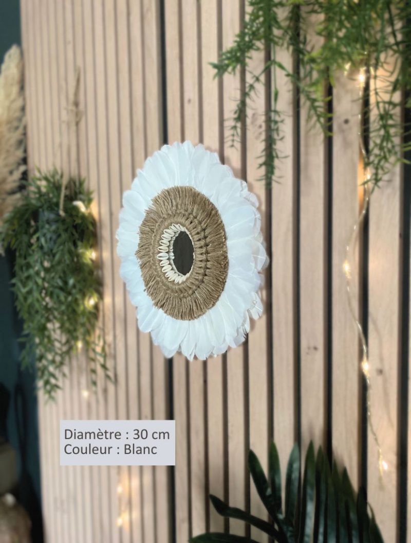 Miroir juju hat bohème décoratif avec plumes blanches, coquillages et corde naturelle