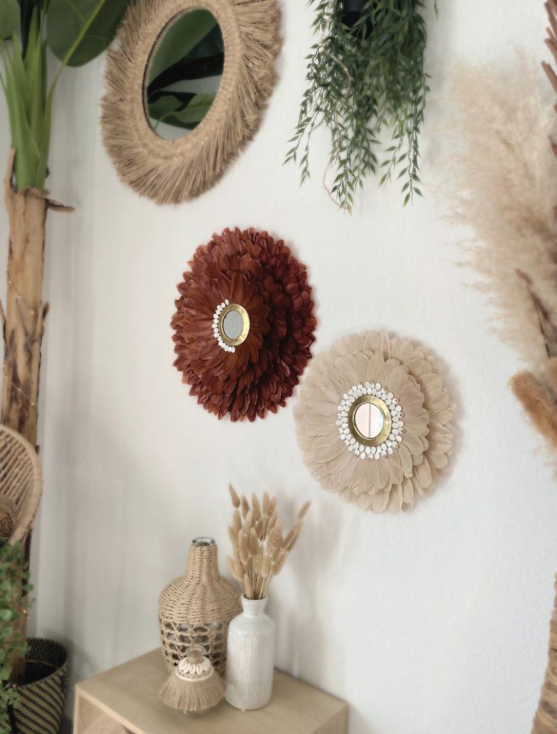 Deux miroirs muraux bohèmes en plumes et coquillages, terracotta et beige