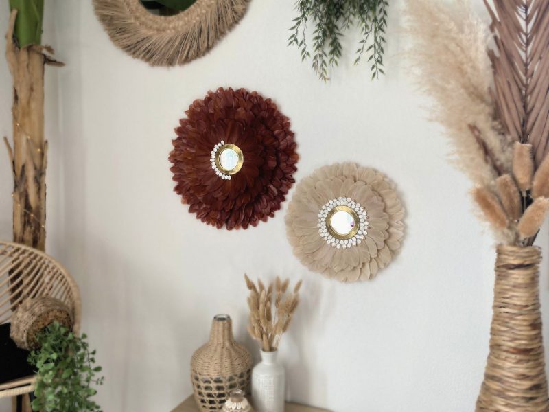 Deux miroirs muraux bohèmes en plumes et coquillages, terracotta et beige