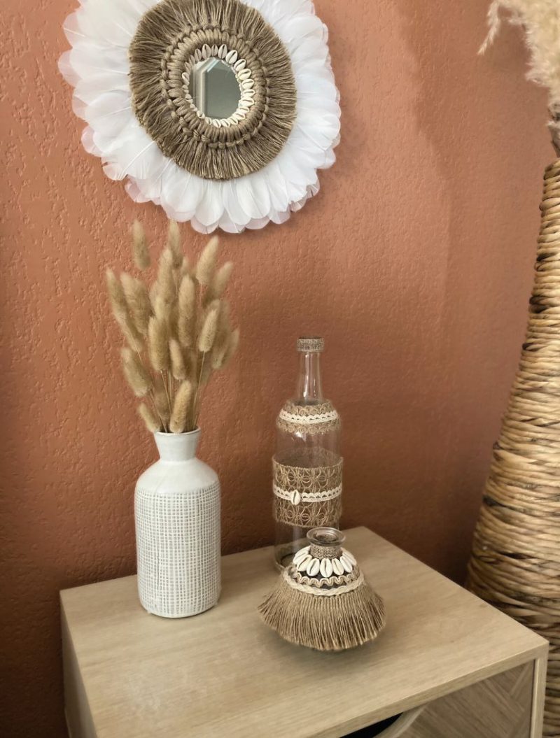 Décoration d’intérieur bohème avec miroir juju hat bohème et ses plumes blanches, corde naturelle et coquillages
