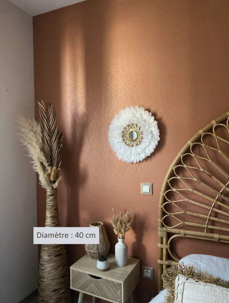 Miroir juju hat mural blanc avec perles dorées et coquillages, déco bohème artisanale inspirée du Maroc,