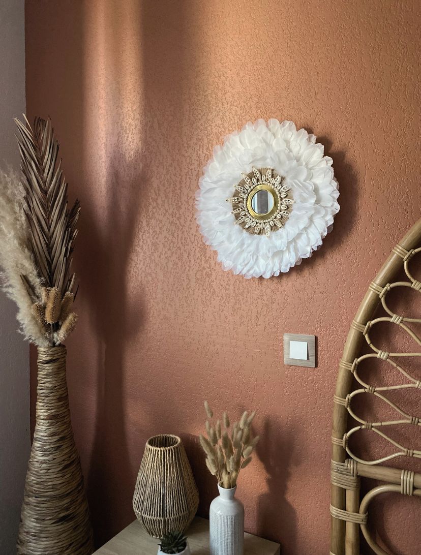 Miroir juju hat mural blanc avec perles dorées et coquillages, déco bohème artisanale inspirée du Maroc,