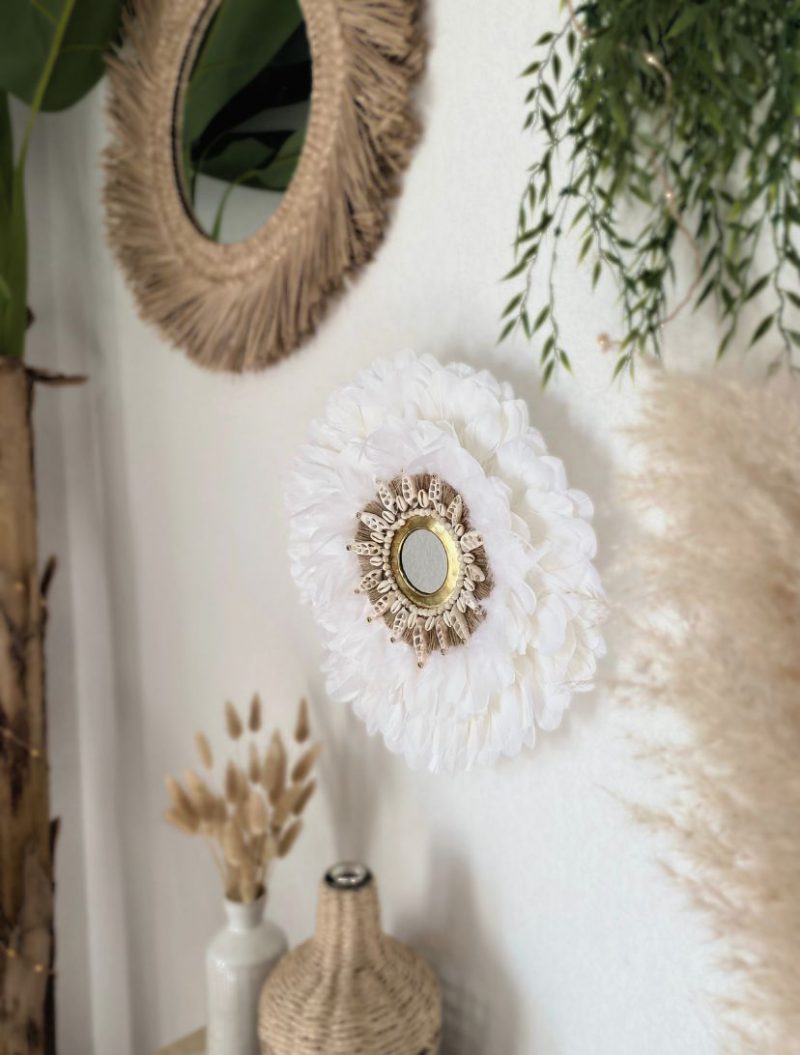 Miroir juju hat bohème blanc avec perles dorées et coquillages, déco bohème artisanale inspirée du Maroc