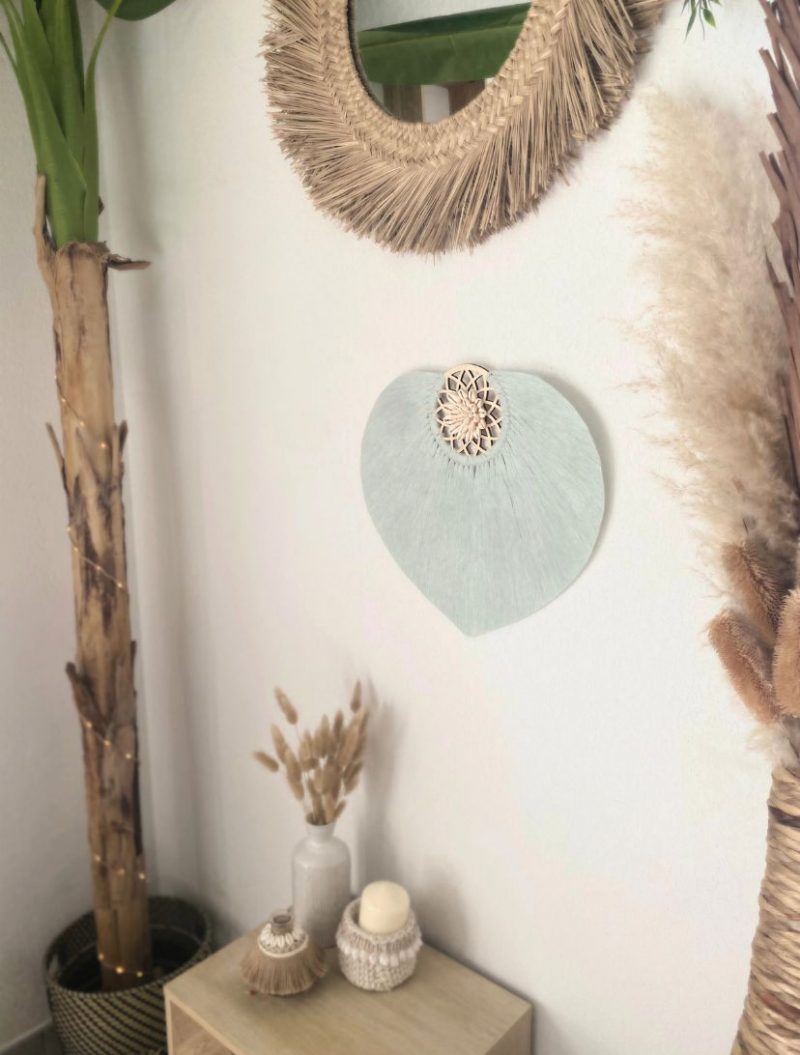 Plume en macramé, déco murale bohème fait main avec ornement en bois et coquillages