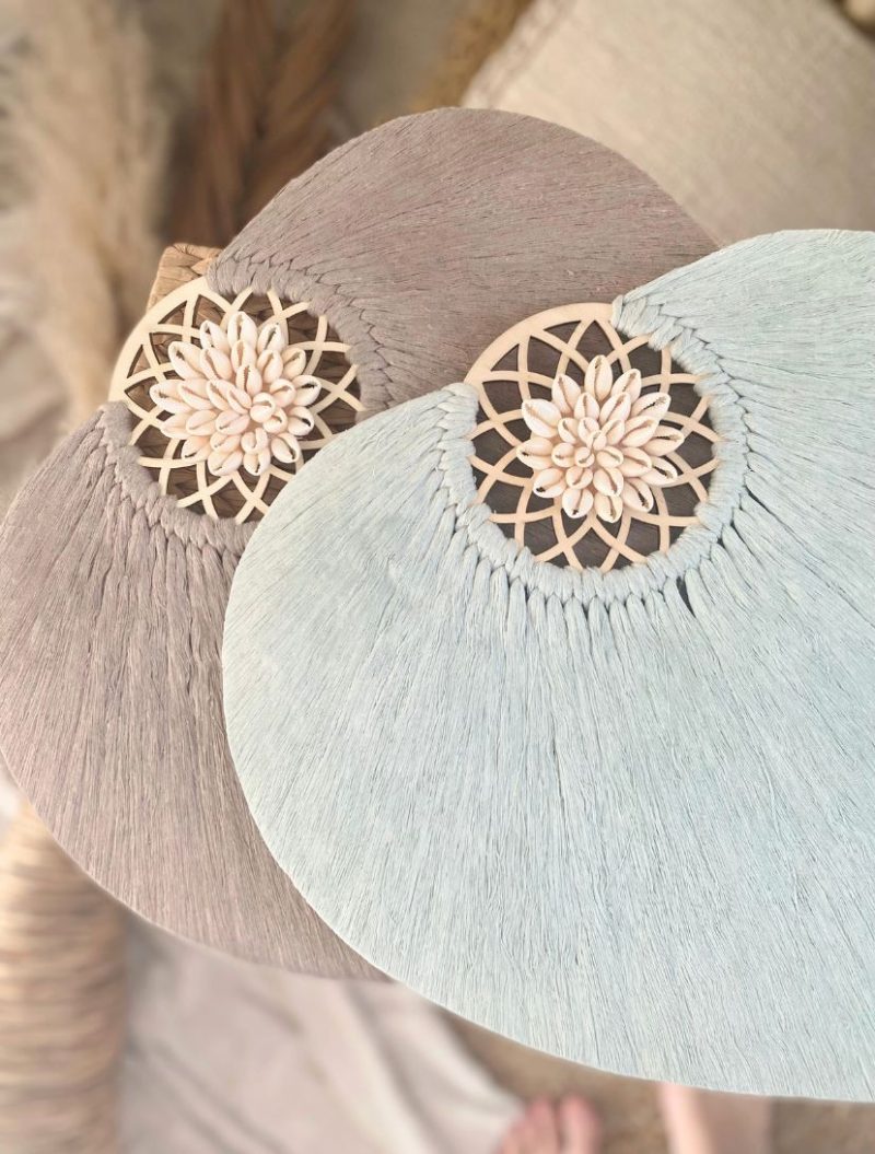 Plumes en macramé, déco murale bohème fait main avec ornement en bois et coquillages