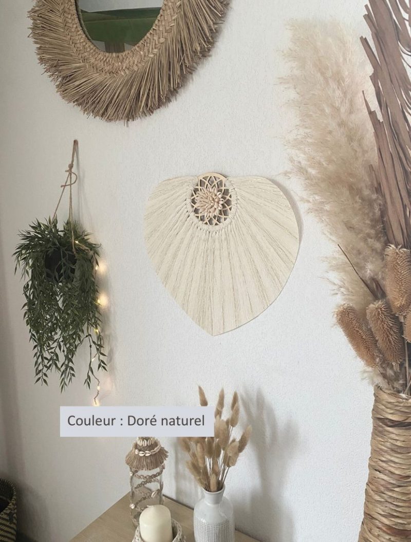 Plume en macramé, déco murale bohème fait main avec ornement en bois et coquillages