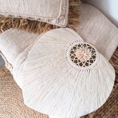 Plume en macramé, déco murale bohème fait main avec ornement en bois et coquillages