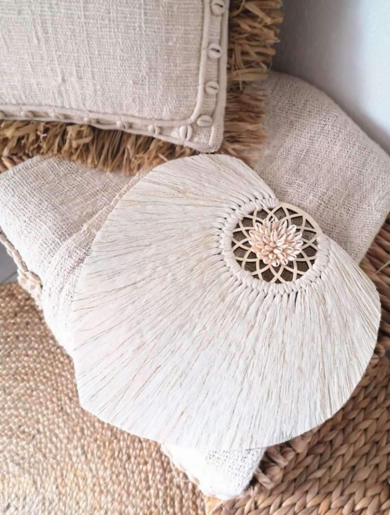 Plume en macramé, déco murale bohème fait main avec ornement en bois et coquillages
