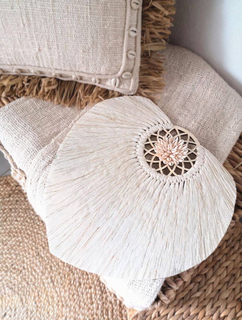 Plume en macramé, déco murale bohème fait main avec ornement en bois et coquillages