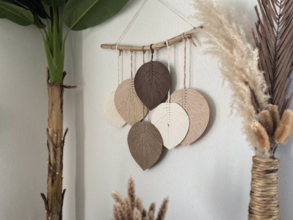 Suspension artisanale plumes en macramé aux teintes naturelles, Décoration bohème