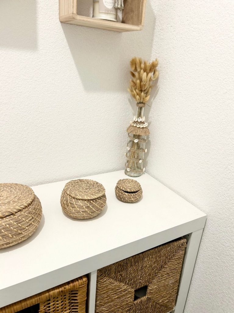 Décoration artisanale avec vase bouteille coquillages. Création personnalisée bohème